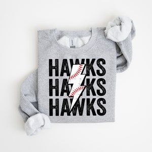Hawks baseboll Distressed Lightning Bolt PNG sublimeringsfil, staplad PNG, basebollsäsong, trendig estetisk skjortdesign, grunge PNG