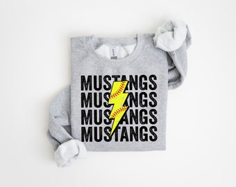 Archivo PNG de sublimación de rayo desgastado de sóftbol de los Mustangs, PNG apilado, temporada de sóftbol, diseño de camiseta estética de moda, PNG grunge