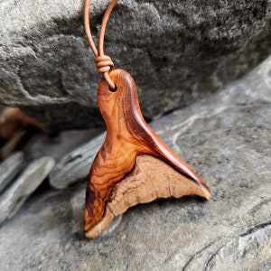 Colgante de collar natural de madera de tejo macizo y cuero, amuleto de madera imagen 2