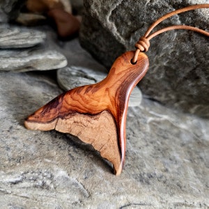 Colgante de collar natural de madera de tejo macizo y cuero, amuleto de madera imagen 3