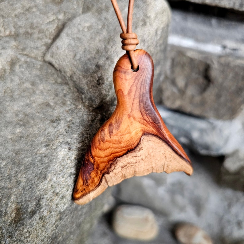 Colgante de collar natural de madera de tejo macizo y cuero, amuleto de madera imagen 4