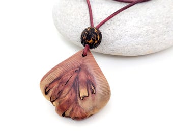 Colar Boho com Pingente em Madeira de Cedro Vermelho Orgânico – Joias Artesanais em Madeira para Presente – Presente Ideal