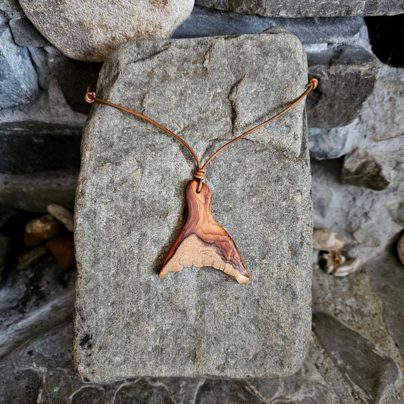 Colgante de collar natural de madera de tejo macizo y cuero, amuleto de madera imagen 10