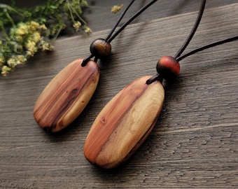 Colar Boho com Pingente de Madeira de Cedro Vermelho Orgânico, Cordão Ajustável, Presente Ideal para Amantes da Madeira Natural