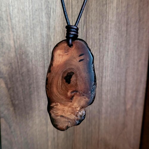 Collier pendentif en bois d'if des marais irlandais : breloque en bois ancien, cadeaux du patrimoine irlandais