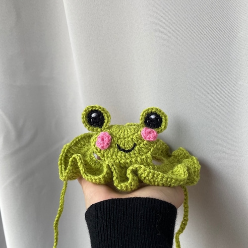 Bonnet grenouille au crochet pour chat