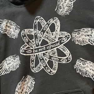 Sudadera con capucha de ángel bíblicamente precisa: diseño de ojos y alas impreso a mano