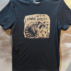 raton laveur bouleversé - créature de la benne à ordures - t-shirt en coton unisexe imprimé à la main - sur commande