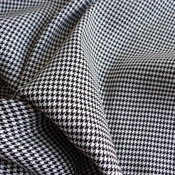 Stretch linnen stof met pied-de-poule patroon in zwart en gebroken wit, Italiaanse linnenmix voor comfortabele broeken, jurken, rokken en blazers