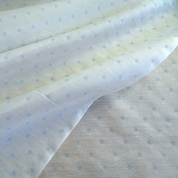 leichter Baumwollstoff mit Seide in Weiß mit hellblauen Punkten, Stoff 2. Wahl für Blusen, Kleider, historische Projekte und zum Abfüttern