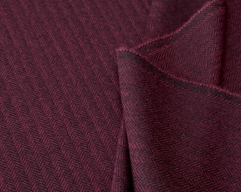 Visgraattweed in wijnrood – hoogwaardige, zuivere scheerwol voor blazers, jassen, mantels, capes en pakken – warm, duurzaam en elegant.