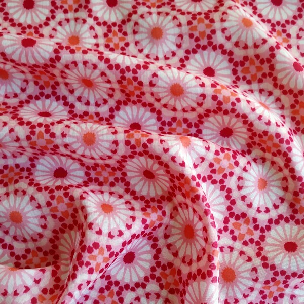 leichter Baumwollstoff mit Blumen Ornamenten in Rosa, Weinrot und Orange, italienischer Baumwoll-Batist für Sommerkleider, Röcke und Blusen