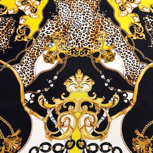 Könnte beinhalten: Ein Stoff mit einem sich wiederholenden Muster mit goldenen Barockelementen, Ketten und Leopardenflecken auf einem schwarzen, weißen und gelben Hintergrund. Das Design hat eine luxuriöse und verzierte Ästhetik.