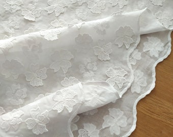 bestickter Bio-Batist mit applizierten Blüten und beidseitigen Bogenkanten in Wollweiß, Stickerei-Baumwollstoff für Blusen und Kleider