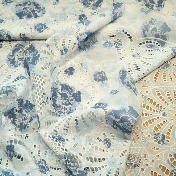 Lochstickerei Batist mit Rosenmuster in Weiß Blau Braun