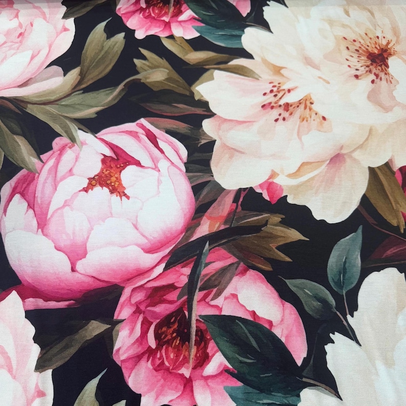 Pode incluir: Padr&atilde;o floral com grandes pe&oacute;nias rosa e brancas pintadas em aquarela sobre fundo escuro. Folhas verdes e detalhes complementam o tema bot&acirc;nico. Ideal para tecido ou papel de parede.