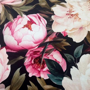 Pode incluir: Um tecido com um padr&atilde;o floral com grandes pe&oacute;nias em tons de rosa e branco. Folhas verdes escuras e um fundo preto criam um contraste marcante. O design evoca uma est&eacute;tica rom&acirc;ntica e elegante.