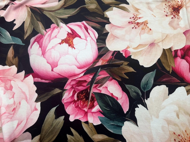 Pode incluir: Um tecido com um padr&atilde;o floral com grandes pe&oacute;nias em tons de rosa e branco. Folhas verdes escuras e um fundo preto criam um contraste marcante. O design evoca uma est&eacute;tica rom&acirc;ntica e elegante.
