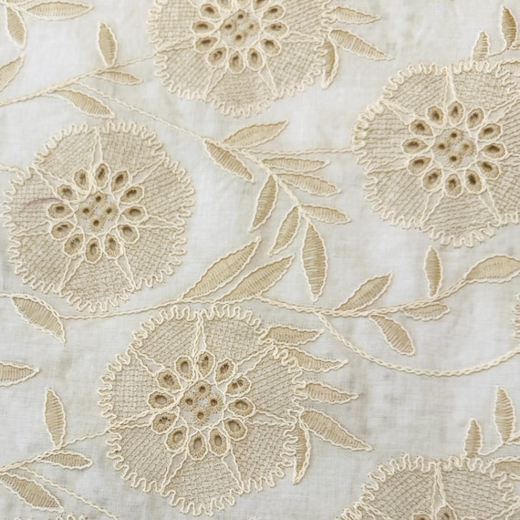 1,8 m Rest bestickter Baumwollstoff mit Blumenmuster in Creme und