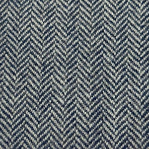 Ein schöner Schurwollstoff made in Germany: hochwertiger Tweed mit klassischem Fischgrätmuster in Petrolblau und Hellgrau. Der nachhaltig gefertigte Wollstoff ist wärmend und angenehm weich im Griff, dabei langlebig und robust.