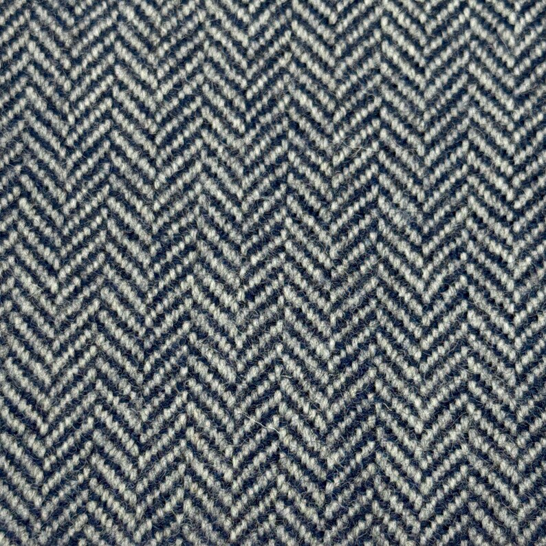 Ein schöner Schurwollstoff made in Germany: hochwertiger Tweed mit klassischem Fischgrätmuster in Petrolblau und Hellgrau. Der nachhaltig gefertigte Wollstoff ist wärmend und angenehm weich im Griff, dabei langlebig und robust.