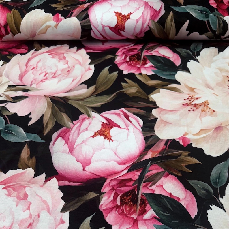 Pode incluir: Tecido com um padr&atilde;o floral com grandes pe&oacute;nias rosa e brancas sobre um fundo preto. As flores t&ecirc;m p&eacute;talas detalhadas e s&atilde;o rodeadas por folhas verdes, criando um design bot&acirc;nico exuberante.