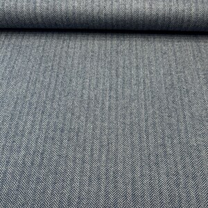 Gesamtansicht eines Fischgrät-Schurwoll-Tweeds in Blau und Grau. Die hochwertige Schurwolle aus deutscher Produktion macht diesen Stoff ideal für warme Blazer, leichte Mäntel, Capes und Jacken.