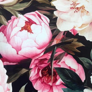 Pode incluir: Padr&atilde;o floral em aquarela com grandes pe&oacute;nias rosa e brancas e folhas verde-escuras sobre um fundo preto. As flores t&ecirc;m p&eacute;talas detalhadas e centros castanhos, criando um design vibrante e elegante.