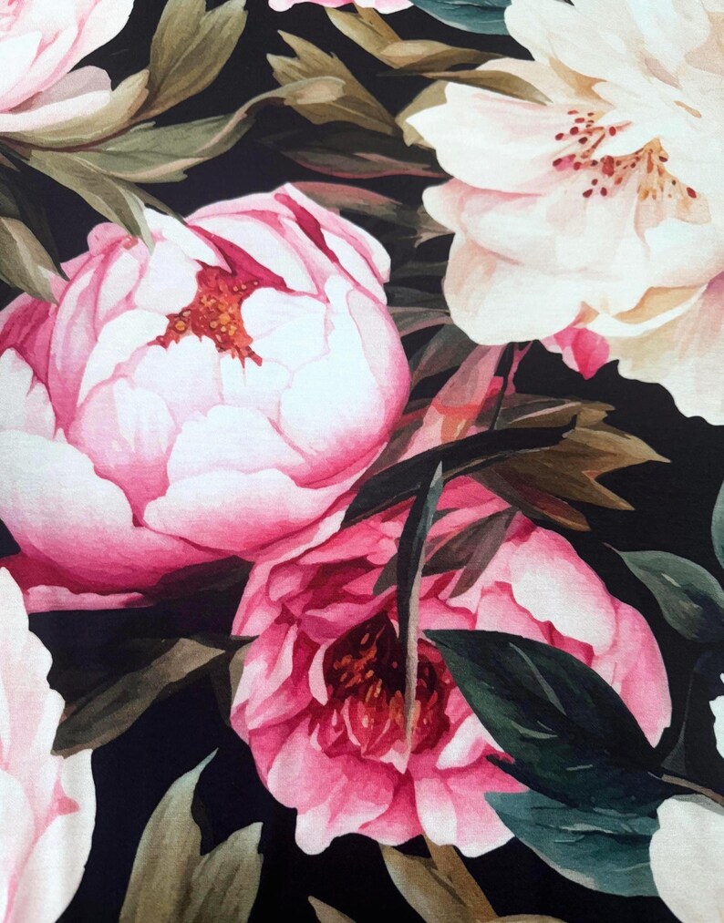 Pode incluir: Padr&atilde;o floral em aquarela com grandes pe&oacute;nias rosa e brancas e folhas verde-escuras sobre um fundo preto. As flores t&ecirc;m p&eacute;talas detalhadas e centros castanhos, criando um design vibrante e elegante.