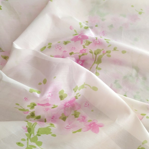 Baumwoll-Seide-Organdy mit zartem Blumenmuster in Rosa, Pink und Grün, leichter Stoff für festliche Kleider, Blusen und besondere Anlässe