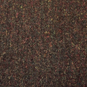Könnte beinhalten: Ein dunkelbrauner Stoff mit dichter, flauschiger Textur, der mit verstreuten, dünnen, unregelmäßigen Fasern in Rot-, Orange- und Gelbtönen durchzogen ist, was dem gesamten Material ein gesprenkeltes, mehrfarbiges Aussehen verleiht.