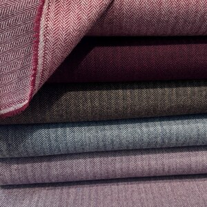 Sehr schöner Stoffklassiker mit dem Qualitätssiegel "made in Germany": ein hochwertiger Tweed Stoff mit klassischem Fischgrätmuster in  mehreren Farbvarianten: rosa, weinrot, braun, blau, lila.
