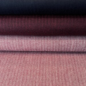 Hochwertiger Tweed Wollstoff mit klassischem Fischgrätmuster in drei Farben: Dunkelblau, Weinrot und meliertem Rosa. Aus Schurwolle in Deutschland gefertigt, ist er durch seine hohe Qualität "Made in Germany" einzigartig in der Welt der Stoffe.