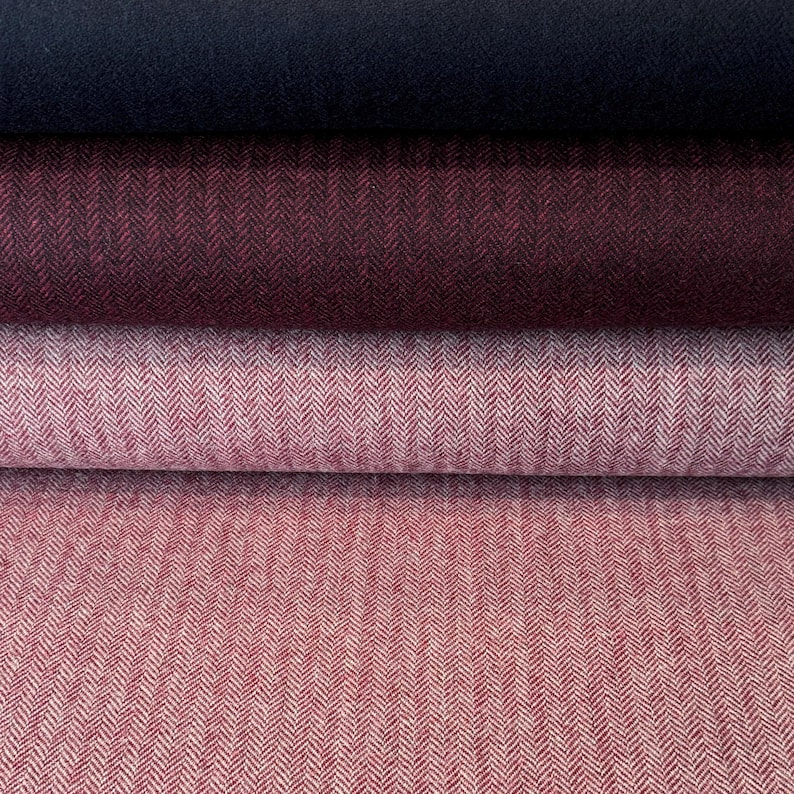 Hochwertiger Tweed Wollstoff mit klassischem Fischgrätmuster in drei Farben: Dunkelblau, Weinrot und meliertem Rosa. Aus Schurwolle in Deutschland gefertigt, ist er durch seine hohe Qualität "Made in Germany" einzigartig in der Welt der Stoffe.
