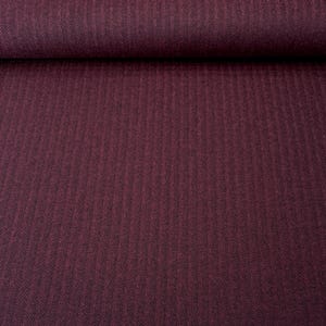 Gesamtansicht eines hochwertigen Fischgrät-Tweeds in Weinrot und Schwarz, in voller Breite. Dieser toller Wollstoff aus Schurwolle ist beidseitig verwendbar und eignet sich perfekt für Blazer, Jacken, Mäntel, Capes, Ponchos, Kostüme, Westen.