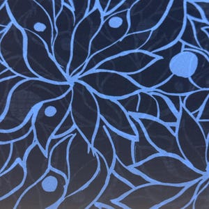 Könnte beinhalten: Ein dunkelblauer Stoff mit einem sich wiederholenden Muster aus hellblauen, handgezeichneten Blütenblättern und kreisförmigen Punkten. Das Design besteht aus überlappenden organischen Formen mit dünnen Umrissen, die ein dichtes Blumenmotiv bilden.