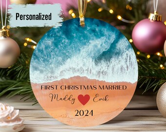 Puede incluir: Adorno de Navidad personalizado con una escena de playa y el texto "First Christmas Married Maddy ♥ Erik 2024".
