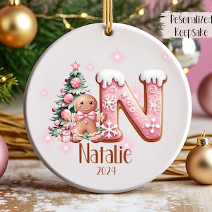 Adorno de inicial personalizado de pan de jengibre rosa - Adorno con nombre de letra - Adorno familiar 2024 - Personalizado - Recuerdo familiar - Adorno con monograma