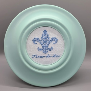 Fleur di Lis Point de croix sur lin dans cadre de table rond