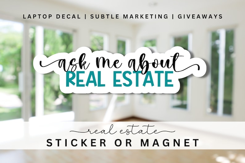 Puede incluir: Una pegatina o im&aacute;n blanco con texto turquesa que dice "ask me about REAL ESTATE" y un texto negro m&aacute;s peque&ntilde;o que dice "real estate STICKER OR MAGNET".