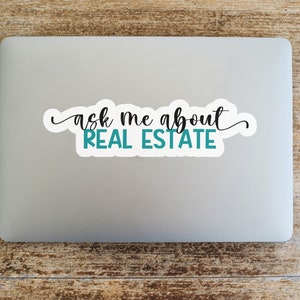 Puede incluir: Un port&aacute;til blanco con una pegatina azul verdoso y negra que dice "ask me about REAL ESTATE".