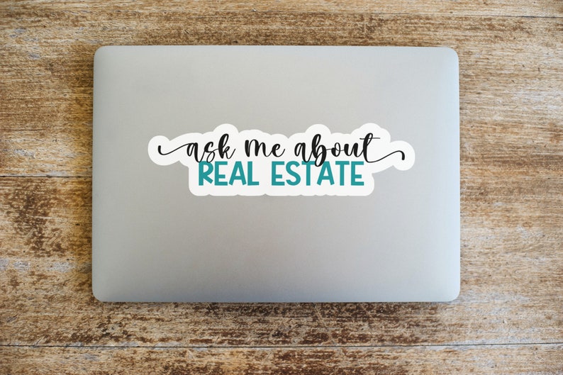 Puede incluir: Un port&aacute;til blanco con una pegatina azul verdoso y negra que dice "ask me about REAL ESTATE".