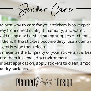 Puede incluir: Instrucciones de cuidado de las pegatinas con consejos sobre c&oacute;mo mantener las pegatinas limpias y almacenarlas correctamente. El texto dice: "Sticker Care" y "Planned Perfect Design".