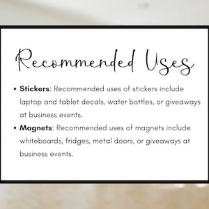 Puede incluir: Una tarjeta blanca con texto negro que describe los usos recomendados para pegatinas y imanes. El texto dice "Usos recomendados" en una fuente manuscrita. El texto enumera los usos recomendados para las pegatinas, incluyendo pegatinas para port&aacute;tiles y tabletas, botellas de agua y regalos en eventos empresariales. El texto tambi&eacute;n enumera los usos recomendados para los imanes, incluyendo pizarrones, refrigeradores, puertas de metal y regalos en eventos empresariales.