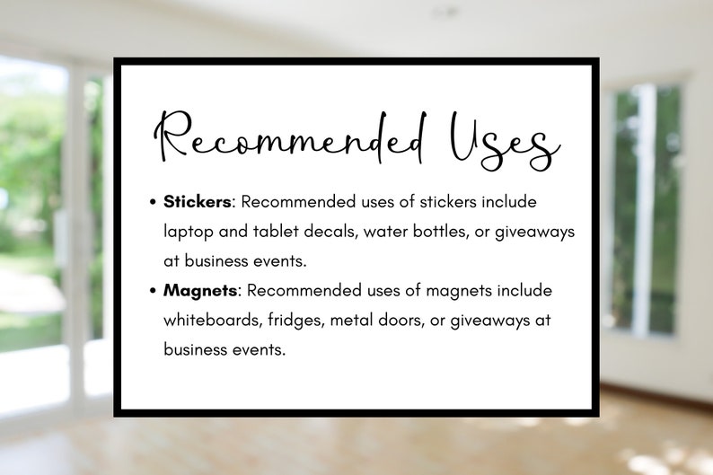 Puede incluir: Una tarjeta blanca con texto negro que describe los usos recomendados para pegatinas y imanes. El texto dice "Usos recomendados" en una fuente manuscrita. El texto enumera los usos recomendados para las pegatinas, incluyendo pegatinas para port&aacute;tiles y tabletas, botellas de agua y regalos en eventos empresariales. El texto tambi&eacute;n enumera los usos recomendados para los imanes, incluyendo pizarrones, refrigeradores, puertas de metal y regalos en eventos empresariales.