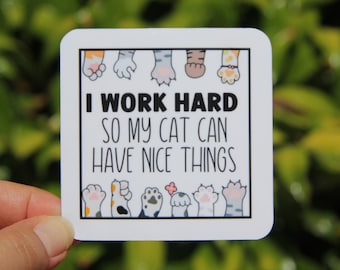 Trabajo duro para que mi gato tenga cosas bonitas. Pegatina, calcomanía, pegatinas de vinilo, pegatinas para mamá, pegatina, regalo para mamá gata, regalo para amantes de los gatos, señora de los gatos.