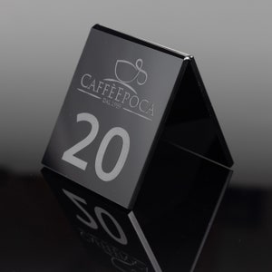 Thermisch gevouwen tafelplaatshouder met gravure in glanzend zwart plexiglas voor tafels in restaurants, bars, cafés en clubs