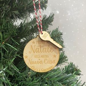 Decorazione di Natale in Legno Personalizzata con Nomi Primo Natale nella nostra Nuova Casa Idea Regalo