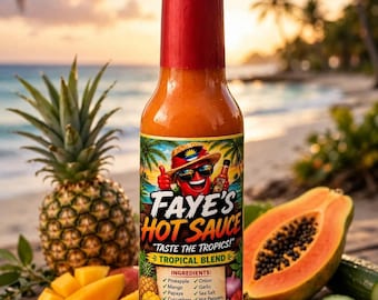 Könnte beinhalten: Eine Glasflasche Faye's Hot Sauce mit rotem Verschluss und einem Etikett, das eine Comic-Paprika mit Sonnenbrille und Hut zeigt. Der Text auf dem Etikett lautet Faye's Hot Sauce, Taste the Tropics, Tropical Blend und Zutaten.