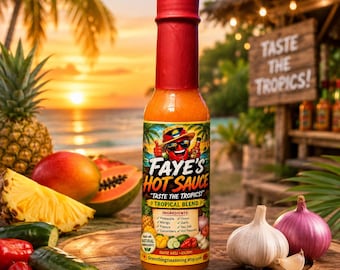 Könnte beinhalten: Eine Flasche Faye's Hot Sauce mit rotem Verschluss und einem Etikett, das eine Cartoon-Chilischote mit Sonnenbrille und Hut zeigt. Der Text auf dem Etikett lautet Faye's Hot Sauce, Taste the Tropics, Tropical Blend und listet Zutaten wie Ananas auf.